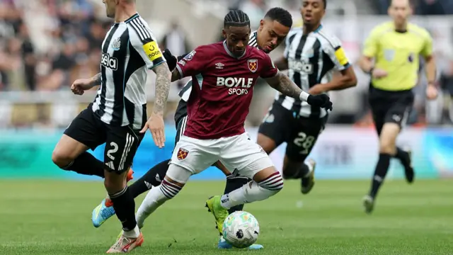 Crysencio Summerville of West Ham United is put under pressure by Jacob Ramsey of Newcastle United during the Premier League match between Newcastle United and West Ham United