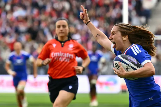Pauline Bourdon Sansus scoring a try