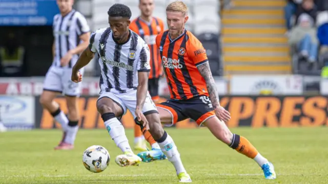 St Mirren's Roland Idowu and Dundee United's Craig Sibbald