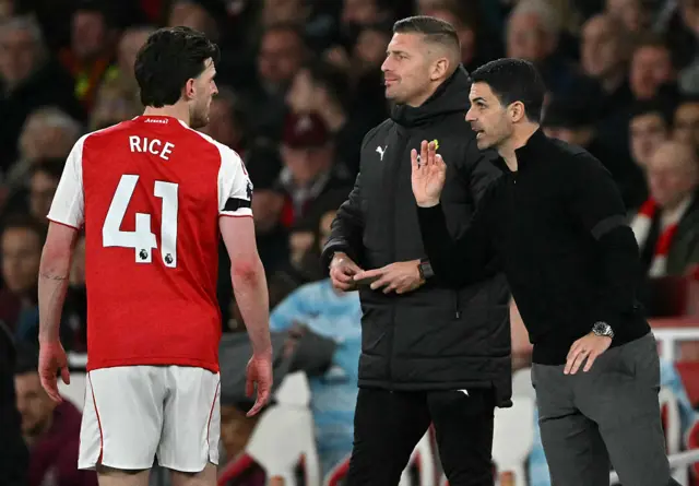 Rice chats to Arteta