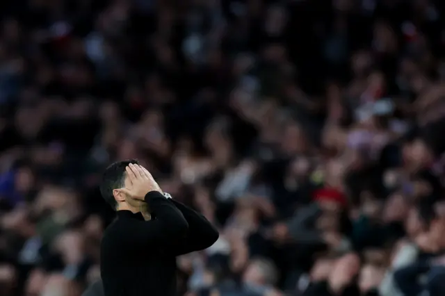 Arteta reacts by putting his hands to his face