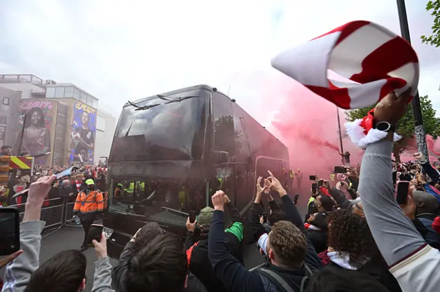 Arsenal fans welcome team bus