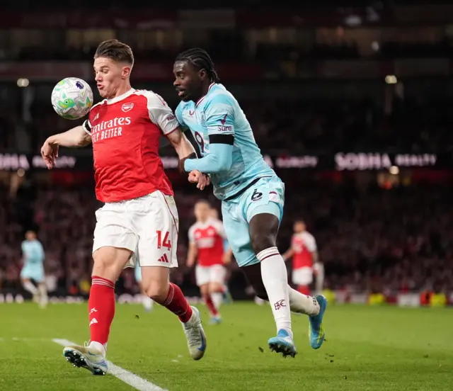 Gyokeres holds off a defender