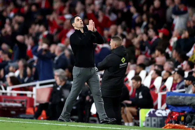 Arteta puts his hands together to pray to the heavens