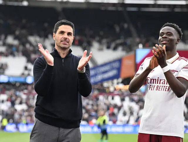 Mikel Arteta and Bukayo Saka applauding