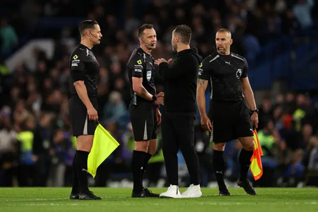Tottenham Hotspur's Italian head coach Roberto De Zerbi talks to Referee Stuart Attwell