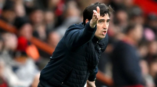 Bournemouth manager Andoni Iraola gestures