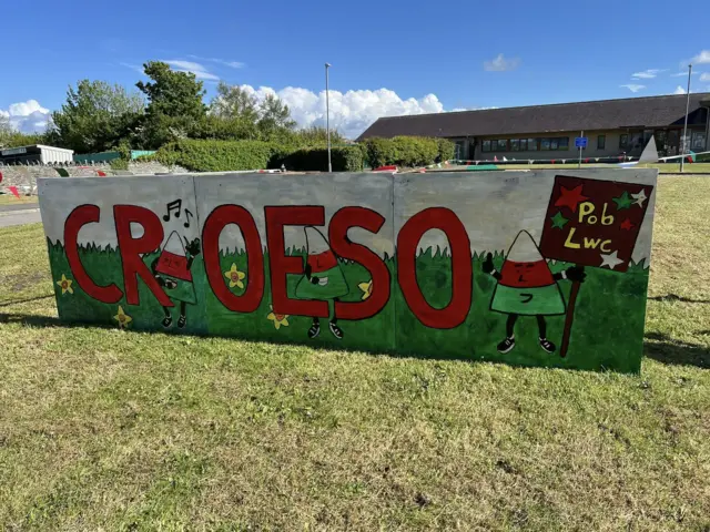 Croeso i'r ardal gan ddisgyblion Ysgol Gynradd Bodedern