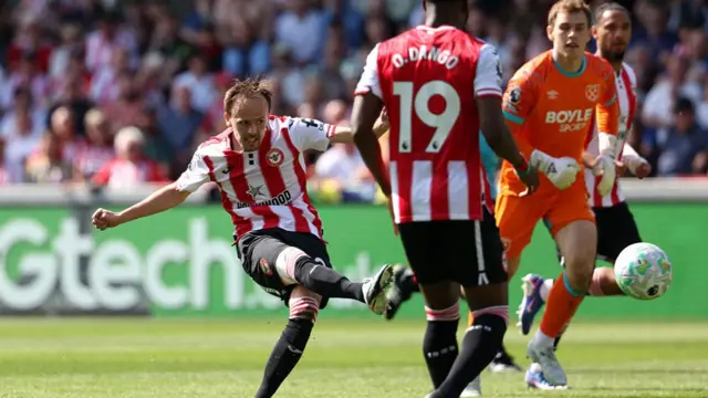 Mikkel Damsgaard shoots but fails to score