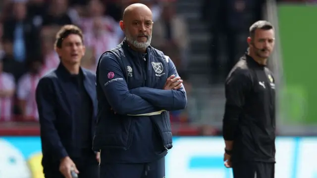 Nuno Espírito Santo watches the players from the touchline