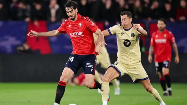 Alejandro Catena and Robert Lewandowski battle for the ball
