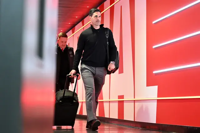 Mikel Arteta walking