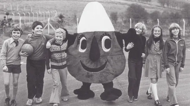 Mistar Urdd flynyddoedd yn ôl gyda phlant ifanc