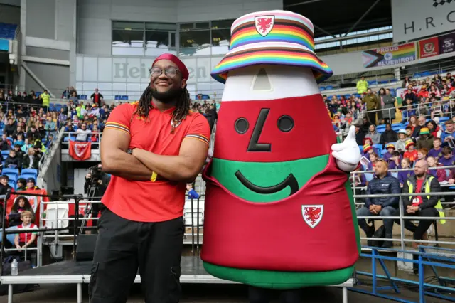Mistar Urdd gyda Sage Todz yn Stadiwm Dinas Caerdydd