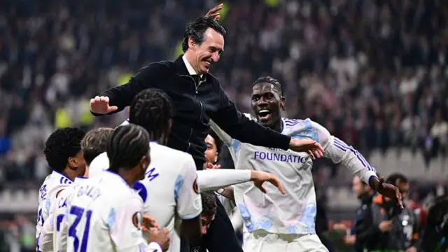 Unai Emery celebrates with his players