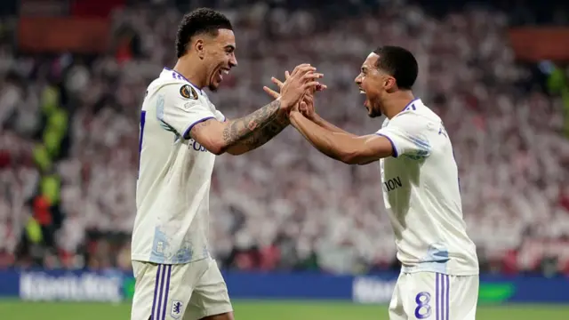 Morgan Rogers of Aston Villa celebrates 0-3 with Youri Tielemans