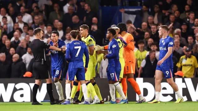Chelsea and Spurs players surround referee