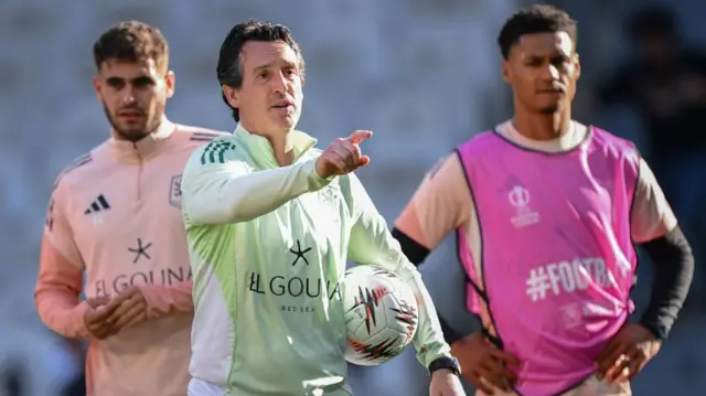 Unai Emery leads training in Istanbul