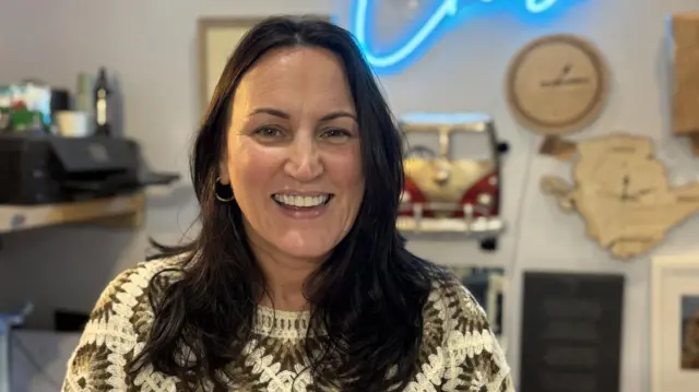 Mae Rhian Sinnott wedi bod yn gwerthu nwyddau'r Urdd yn ei siop
