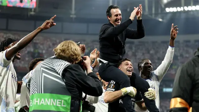 Unai Emery on Emiliano Martinez's shoulders