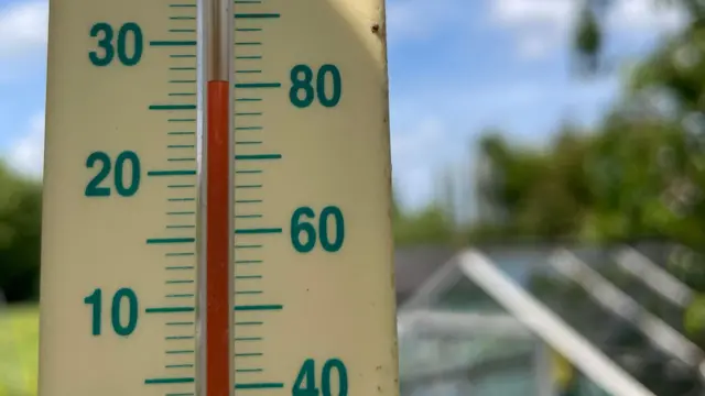 Thermometer showing temperature of 27C