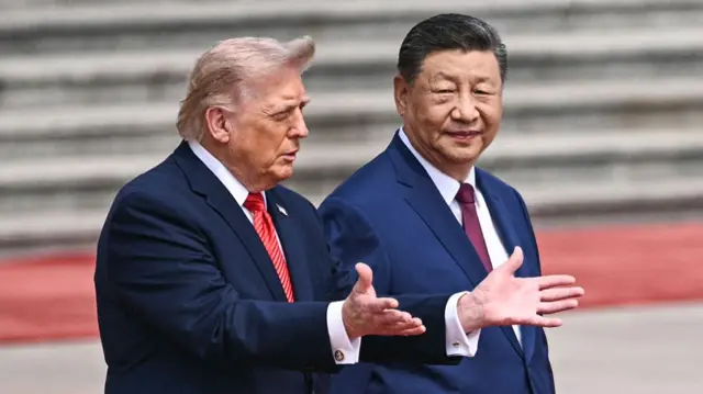 US President Donald Trump (L) takes part in a welcome ceremony with China's President Xi Jinping at the Great Hall of the People in Beijing