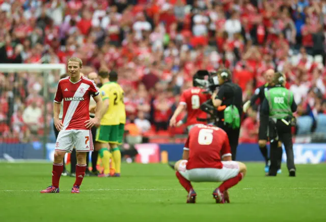 Desesperación para Grant Leadbitter (7) y Ben Gibson de Middlesbrough (6) en la derrota