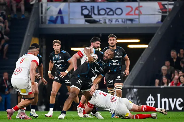 Montpellier's English flanker Billy Vunipola (C) runs with the ball