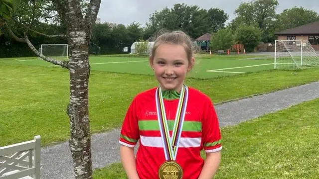 Mae Lucy yn edrych ymlaen i wisgo medal aur Emma Finucane