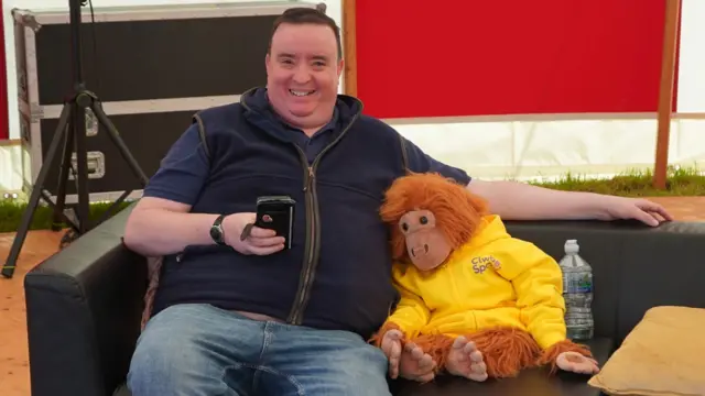 Sion a Gareth yr Orangutan