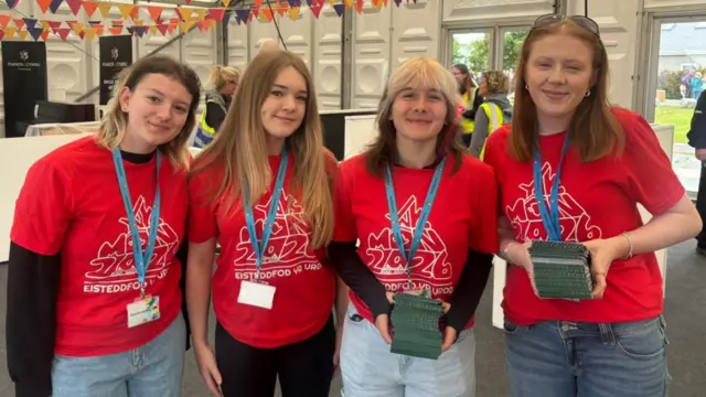 Ffion, Tesni, Morgan ac Erin