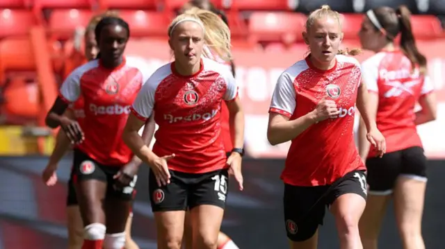 Lucy Fitzgerald of Charlton Athletic warms up