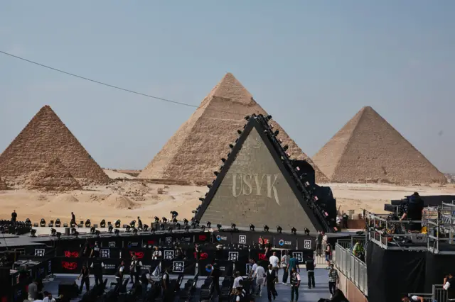 Boxing ring in the desert of Eygpt with pyramids in background