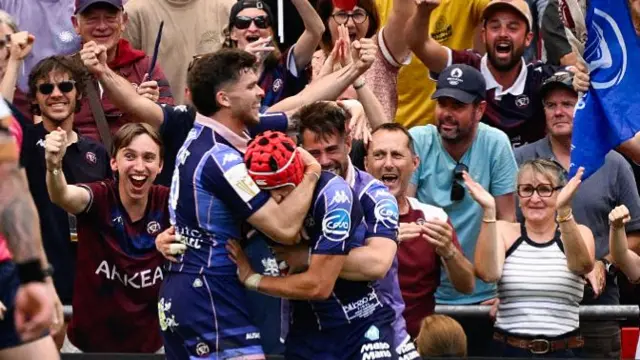 Louis Bielle-Biarrey celebrates