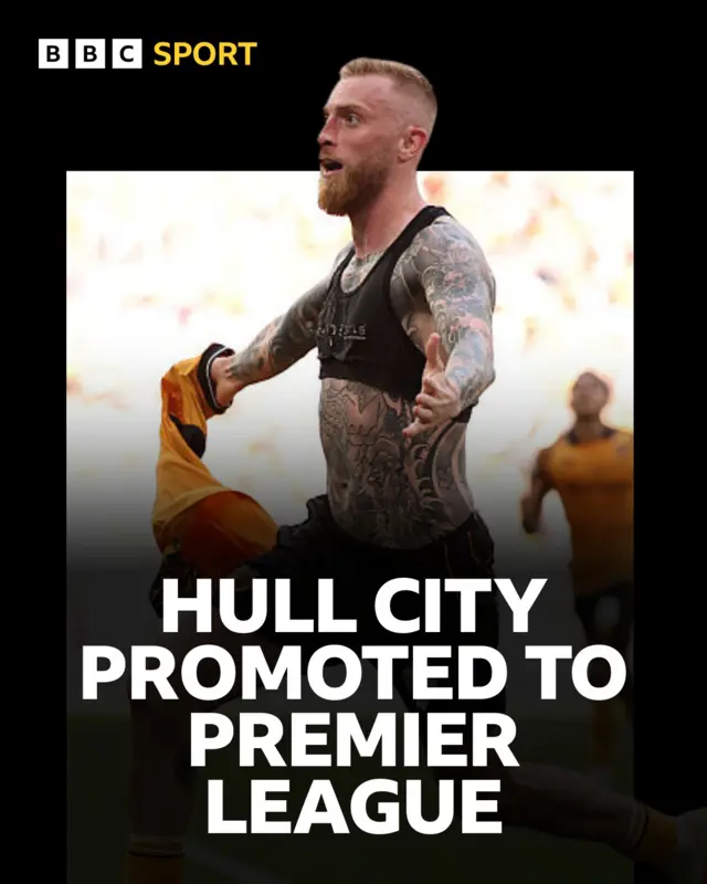 Oli McBurnie celebrates above a Hull City promoted banner