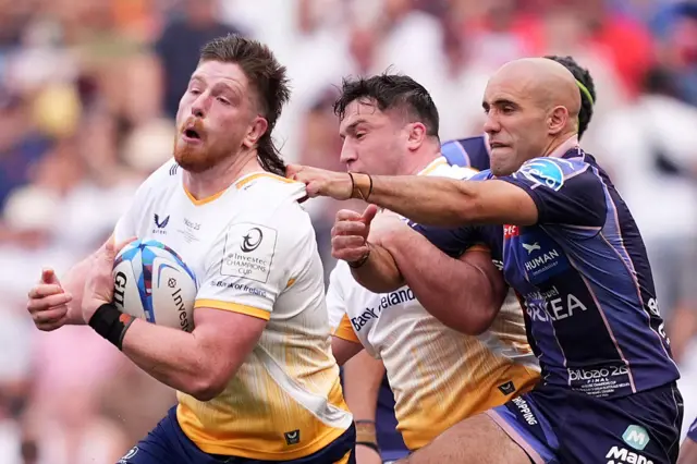 Maxime Lucu pulls Joe McCarthy's hair