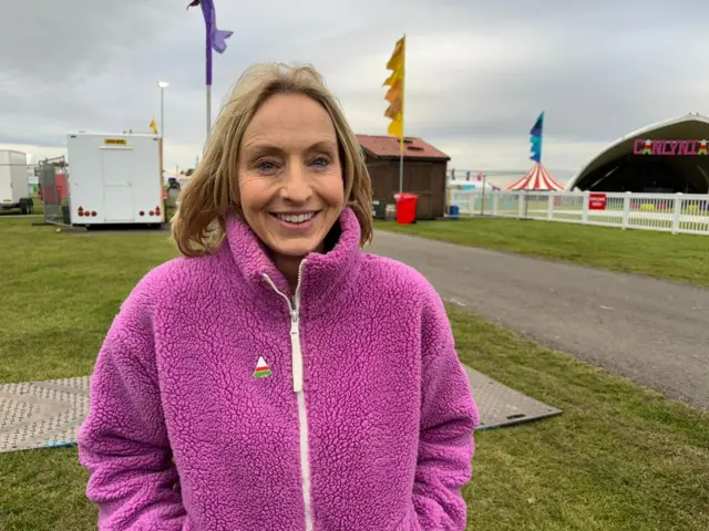 Sian Lewis ar y maes cyn i'r Eisteddfod agor