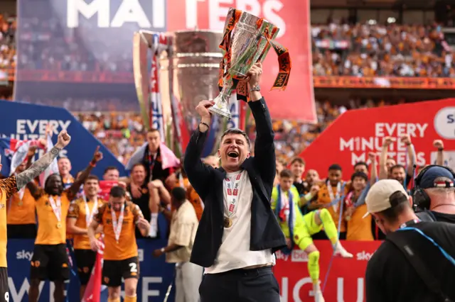 Jakirovic lifts the trophy