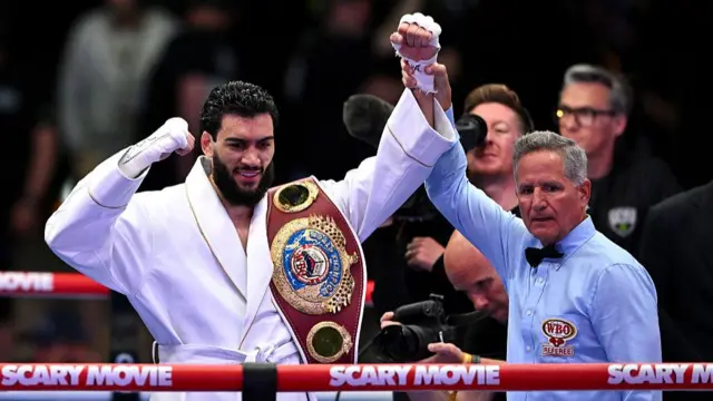 Hamzah Sheeraz celebrates victory with his belt