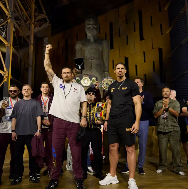 Oleksandr Usyk and Rico Verhoeven standing next to each other