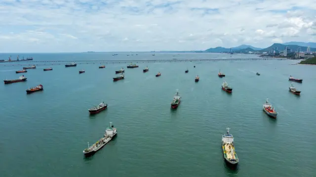 Oil tankers and gas tankers were affected by the closure of the Strait of Hormuz, leading to a global energy crisis stemming from the war in the Middle Eas