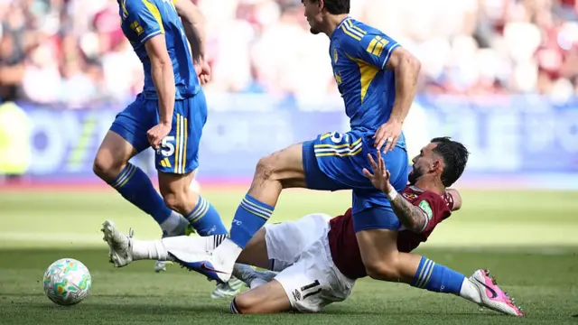 West Ham United's Argentinian striker #11 Taty Castellanos shoots but fails to score