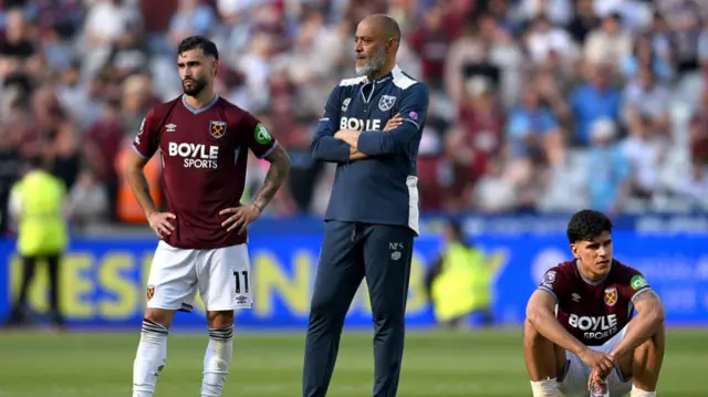 Taty Castellanos, Nuno Espirito Santo, Manager of West Ham United, and Mateus Fernandes of West Ham United looks dejected