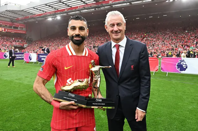Mohamed Salah and Ian Rush holding awards