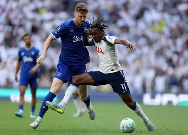 ke O'Brien of Everton battles for possession with Mathys Tel of Tottenham Hotspur