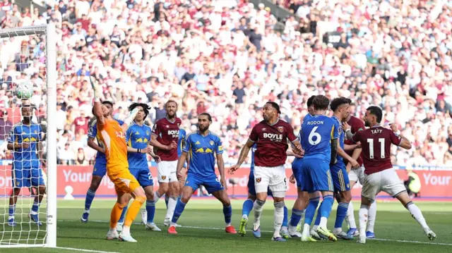 Taty Castellanos of West Ham United scores his team's first goal