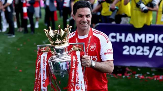 Mikel Arteta with the Premier League trophy