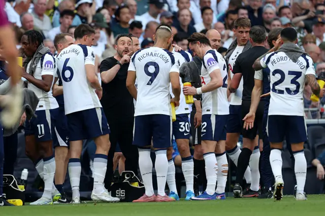 De Zerbi chats to his players on the touchline