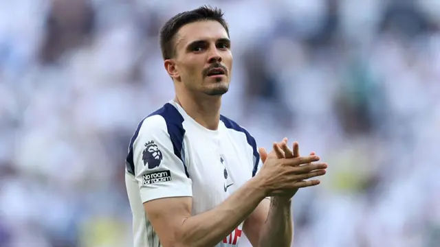 Joao Palhinha applauds