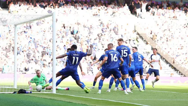 Joao Palhinha scores